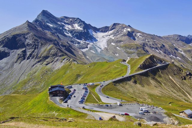 Blick von der Edelweißspitze, mit 2571 m ü. A. der höchste befahrbare Punkt der Großglockner Hochalpenstraße: links unten das Dr.-Franz-Rehrl-Haus (Restaurant Fuschertörl) , rechts unten kommt die Straße von Ferleiten über das Obere Nassfeld herauf und etwas darüber sieht man das Fuscher Törl; dahinter die Bergwelt der Glocknergruppe; | Foto: Foto: Andreas Kolarik, freigegeben von der Großglockner Hochalpenstraßen AG