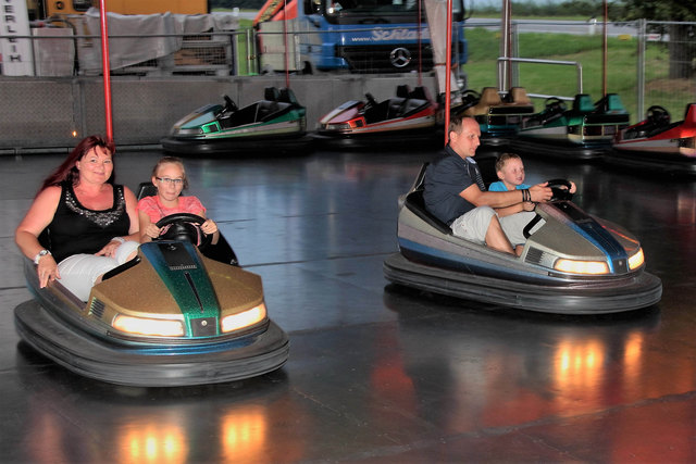 Die Eltern Doris und Thomas Brandstetter drehten mit ihren Kindern Leonie und Marco die Runden mit dem Autodrom.