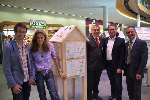 Tischlermeister Max Schlemaier, Künstlerin Anneliese Sojer, Peter Mader (RK), Bgm Martin Krumschnabel und BH Christoph Platzgummer bei der Vernissage in Kufstein.