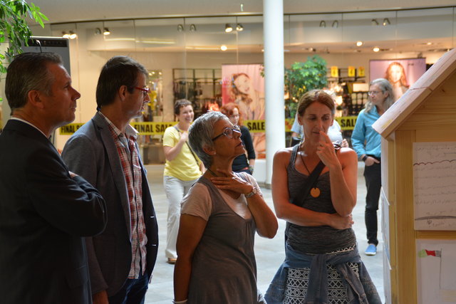 BH Christoph Platzgummer und Tischlermeister Max Schlemaier bei der Vernissage.