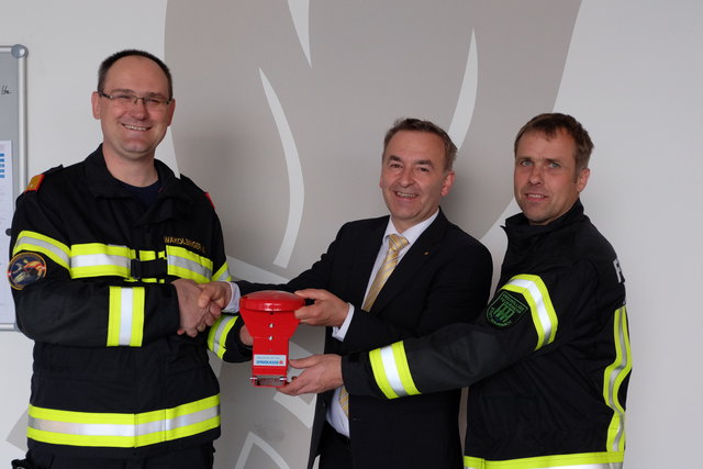 Übergabe der Halterungen: Kommandant Martin Wakolbinger, Vorstandsdirektor Klaus Klopf und Gerätewart Klaus Magauer (v. l.).