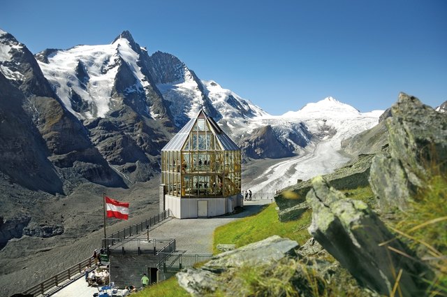 Die Wilhelm-Swarovski-Beobachtungswarte auf der Kaiser-Franz-Josefs-Höhe mit dem Großglockner (links im Hintergrund) | Foto: Großglockner Hochalpenstraßen AG