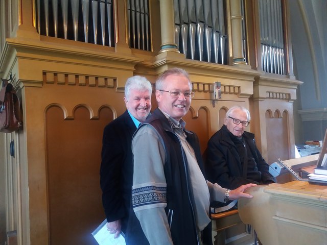Anton Mucher (re.) mit Reinhard Kühr und Christoph Mühlthaler bei den Aufnahmen in der Pfarrkirche St. Peter a. W.