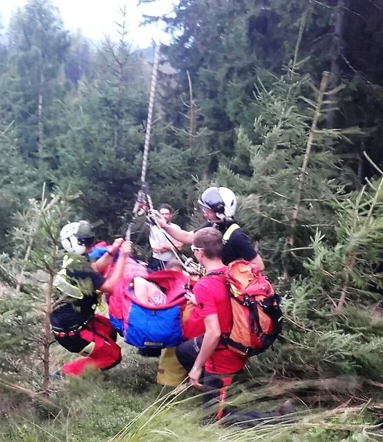 Mittels einer Trage wurde der Verunglückte von der Hoferalm abtransportiert. | Foto: KK