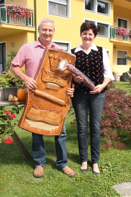 Bernadette und Reinhold Jamer mit der Salamikrone, die sie nun für ein Jahr ihr Eigen nennen dürfen