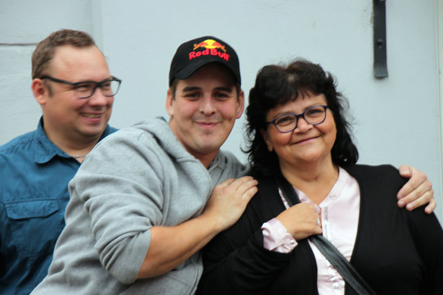 Petra und Stefan trafen sich mit Wolfgang (mi.) zufällig am Sparkassaplatz. | Foto: Doppelmair