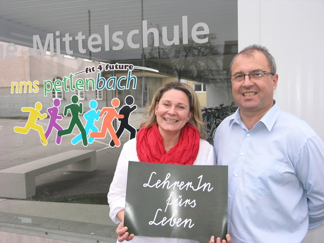 Karl Schachinger, Direktor an der Neuen Mittelschule in Pettenbach mit Lehrerin Benedicta Straßmair. | Foto: Foto: Aitzetmüller