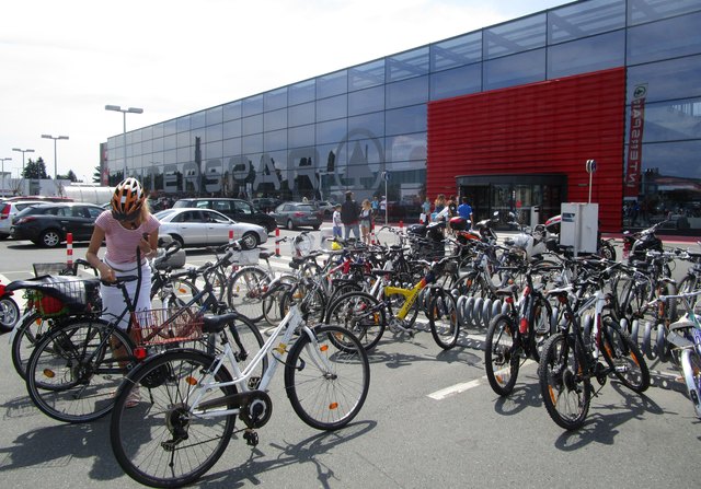 Das Einkaufszentrum Murpark kommt beim Fahrrad-Test am besten weg. 430 Abstellplätze, 250 davon überdacht gibt es dort. | Foto: KK