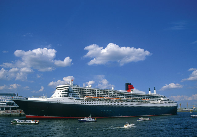 Auf Kreuzfahrtschiffen (im Bild: Queen Mary 2) gibt es ein großes Angebot an Freizeit-, Sport- und Unterhaltungsmöglichkeiten. | Foto: MEV