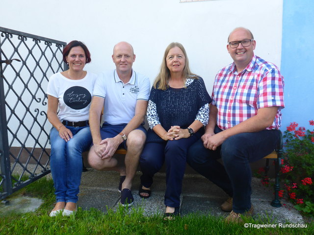 Die ÖVP bedankte sich bei Dir. Gabriele Gould für ihre langjährige Leitung der Neuen Mittelschule bzw. eh. Hauptschule in Tragwein. Edith Schaffner, Ernst Brandstetter, Dir. Gabriele Gould und Bgm. Josef Naderer | Foto: Manfred Leitner