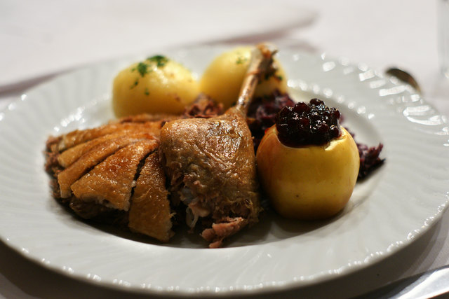Rotkraut und Knödl passen perfekt zur Martinigans, doch es gibt auch Alternativen. | Foto: Ferhat Kahya_pixelio.de
