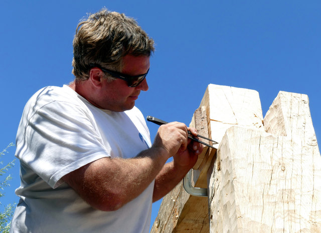 Wolfgang Lobisser legt beim Bau der Herrinnenhalle im Keltendorf Mitterkirchen großen Wert auf Sorgfalt. | Foto: Keltendorf Mitterkirchen