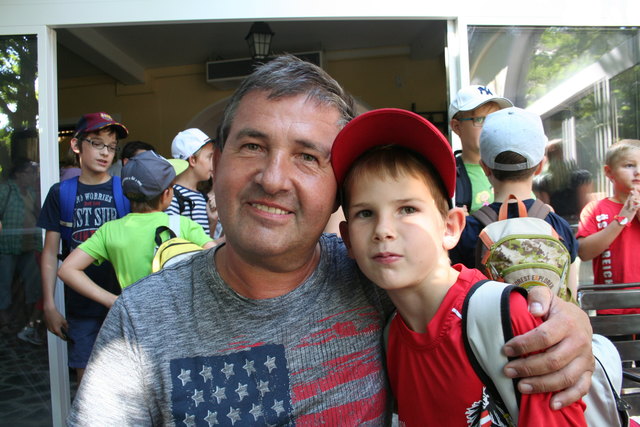 Michael Wonder und Sohn Christian (7) aus Trasdorf können sich kürzere Sommerferien vorstellen, wenn im Winter länger frei ist.