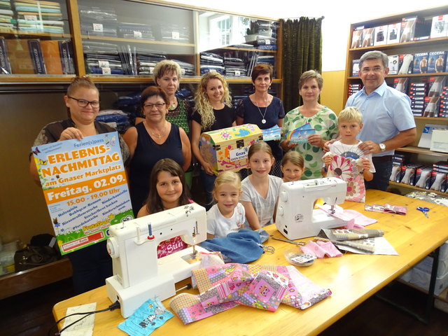 Gastgeberin:  Sonja Maier (l.) u.a. mit den Kids, dem Projetkteam und LAbg. Franz Fartek.