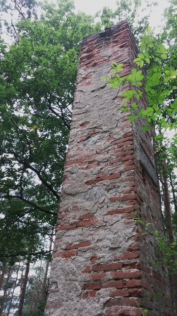 Rechts ist eine Tafel, vermutlich mit den Erbauungsjahr 1721