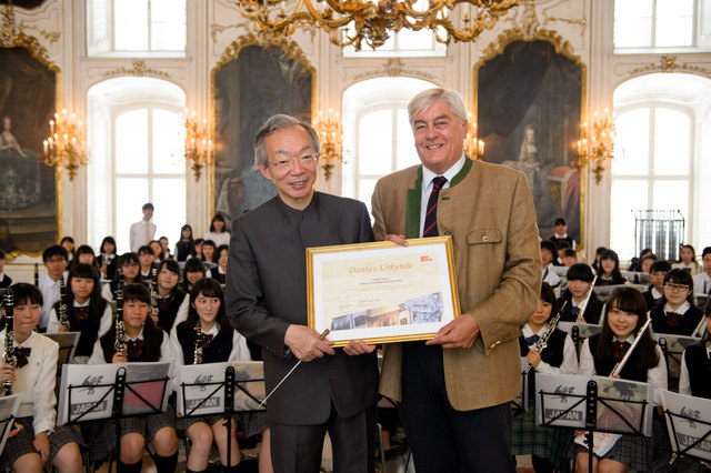 Dirigent Haruo Kishimoto erhielt vom ehemaligen Direktor des Tourismusverbands, Fritz Kraft, eine Dankesurkunde. | Foto: privat