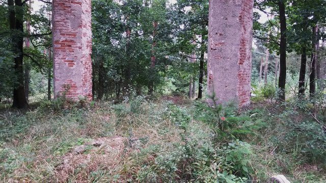 Ganz in Vordergrund stand die dritte Säule, sie wurde von einen Blitz getroffen.