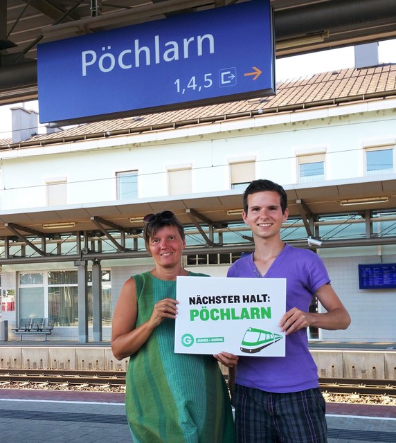 Alexandra Weldschek und Florian Ladenstein wollen, dass der InterCity in Pöchlarn hält. | Foto: Junge Grüne NÖ