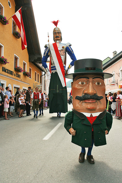 Der Mariapfarrer Samson. Flankiert wird der Riese von zwei Zwergen.