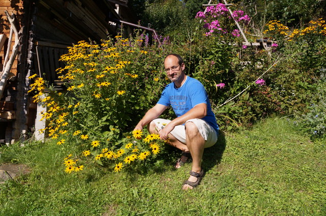 Stolz: Robert Lhotka ist auf seinen 5.500 Quadratmeter großen Garten stolz.