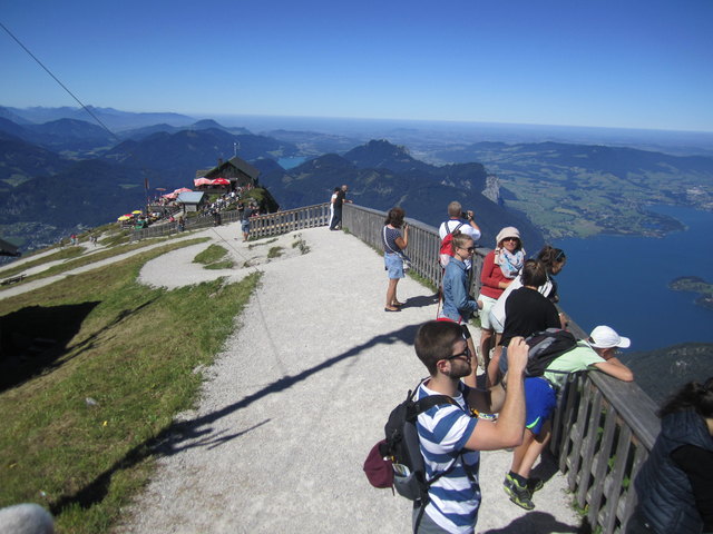 Rechts liegt der Mondsee, mittig die Schutzhütte Himmelspforte.