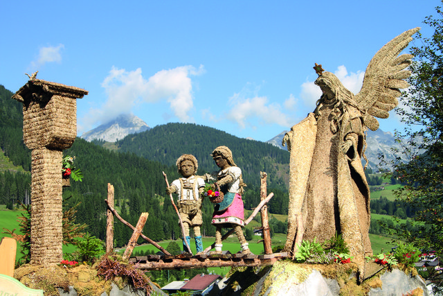 Beim HeuART-Corso gibt es viele kunstvolle Heufiguren zu sehen. | Foto: Verein HeuArt, c.i. Werbeagentur GmbH