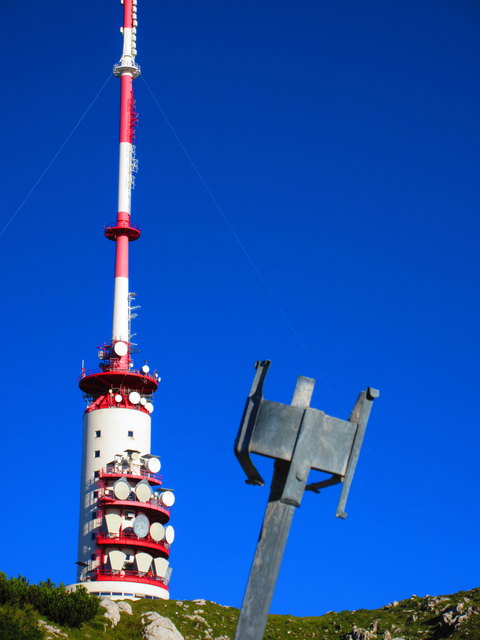 Kunstwerk oder Meßstation? Dieses Objekt entdeckte ich heute am Dobratsch unter dem Sender.