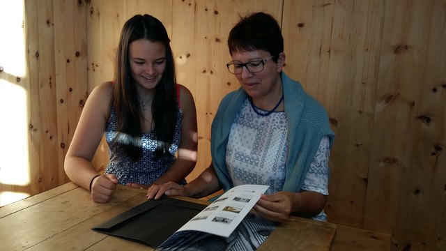 Firmenchefin Ulrike Kavalar unterstützt die Praktikantin Lisa Lehner in allen Belangen