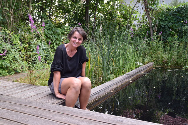 Ein Teich im Garten ist nicht nur optisch schön, sondern bietet auch Lebensraum, erklärt Paula Polak.