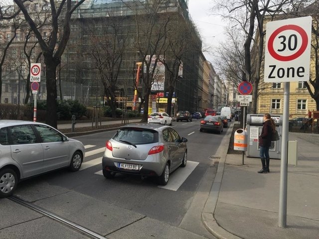 Seit 2015 gilt in der Hörlgasse Tempo 30. Jetzt wird geprüft, ob die Fahrspuren zugunsten eines Radweges von drei auf zwei reduziert werden können. | Foto: Netopilik
