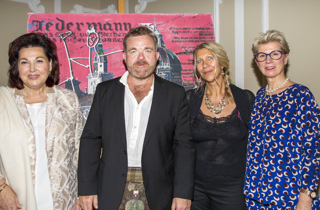 Prominenz bei der Versteigerung: Suzanne Harf, Cornelius Obonya, Lisa Grabner und Veronika Kirchmair (v.l.).