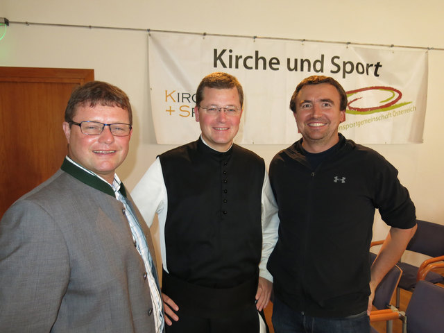 Der DSG-Vorsitzende Josef Eppensteiner aus Wolfpassing mit Olympia-Kaplan Johannes Paul Chavanne und DSG-Vorstand Markus Auer. | Foto: Zarl