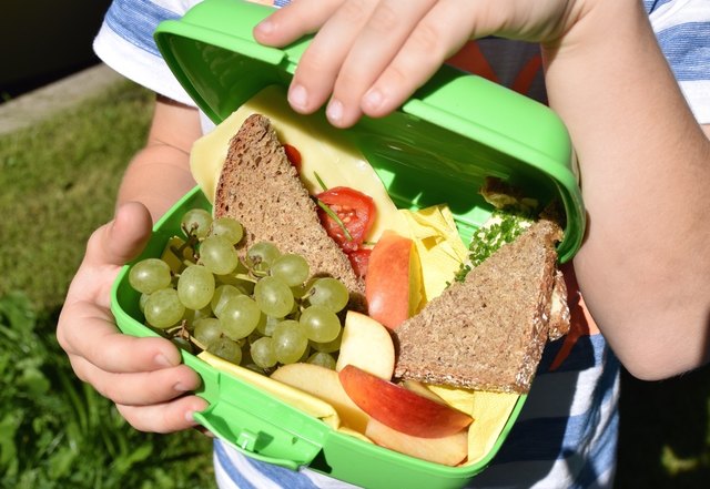 Vollkornbrot und frisches Obst und Gemüse sollten fixer Bestandteil der Schuljause sein. | Foto: Angelika Pehab