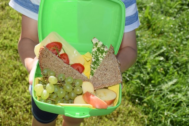 Vollkornbrot und frisches Obst und Gemüse sollten fixer Bestandteil der Schuljause sein. | Foto: Angelika Pehab