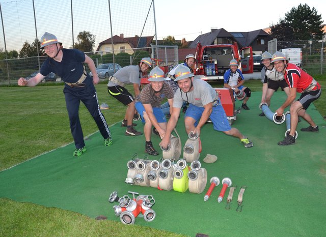 Beim Training: T. Lehermair, M. Rammer, S. Pernerstorfer, M. Maurer, G. Steiner, H. Maurer, R. Steiner, R. Reichl.