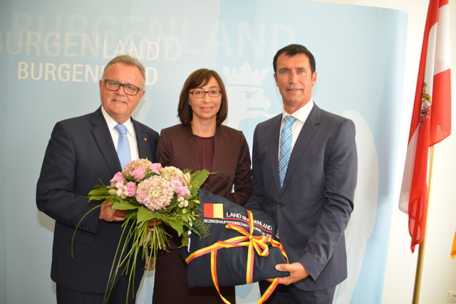 Blumen und Einsatzjacke als Einstandsgeschenke für die neuen Bezirkshauptfrau Birgit Lentsch.