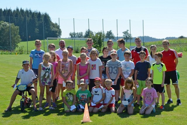 Bürgermeister Siegfried Berlinger, die Betreuer der Union St. Roman und die sporthungrigen Kinder.
