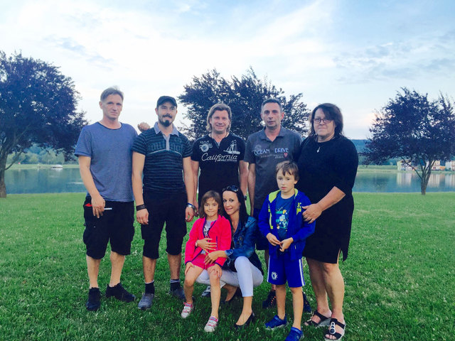 Hinten stehend (v.l.): Seerestaurant Pächter Edi Jukic, der hinterbliebene Familienvater Daniel Melchart, Sänger  Franky Wild, Seeteifl-Obmann Dietmar Marass, Oma  Regina Müllner; vorne: Sängerin  Nina Stern mit den beiden Kindern Anna-Therese und David | Foto: Perfect Promotion