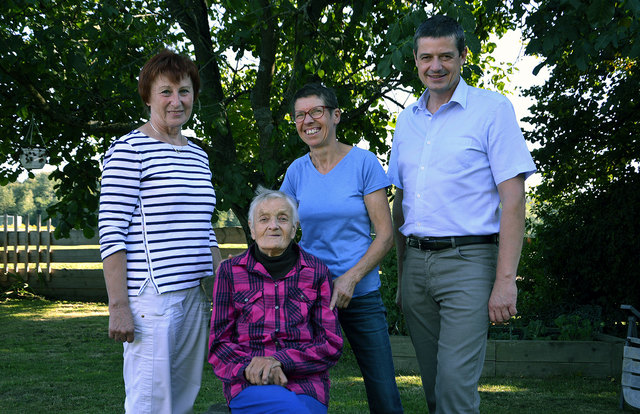 GR Edith Csecsinovits, Jubilarin Juliana Weiner, Tochter Jutta Kainz und Gemeindevorstand Dr. Wilfried Lercher