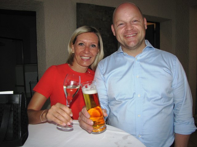 Kirchenwirt Christian Rettenbacher und Regina Mekis stoßen auf den schönen Abend an.