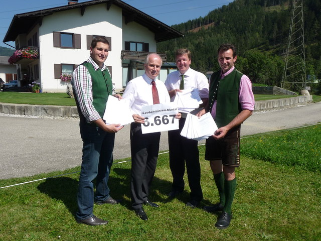 Unterschriftenübergabe: Leo Madl, Landesrat Johann Seitinger, Andreas Steinegger, Peter Kettner (v.l.).