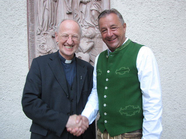 Pfarrer Gottfried Laireiter und Scheffau Bgm Friedrich Strubreiter auf Burg Golling.