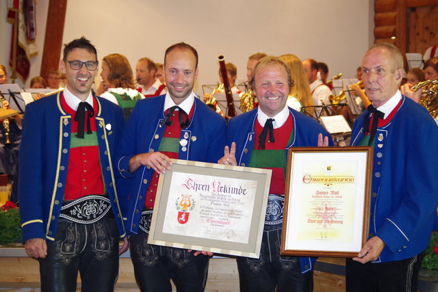 von links nach rechts: Kapellmeister Emanuel Mathies, Obmann Mario Scherl, Hannes Matt, Kurt Tschiderer