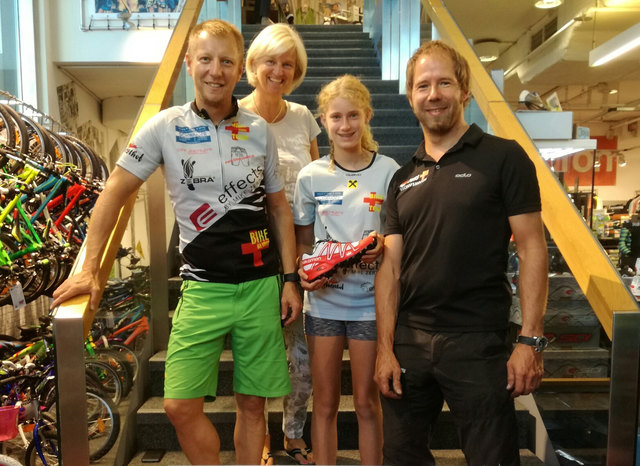 Jugendwart Alex Wimmer, Gerti Höll (Sport 2000 Juss) und die glückliche Gewinnerin Katrin Hasler mit Bikeklinik-Obmann Alex Scheer.