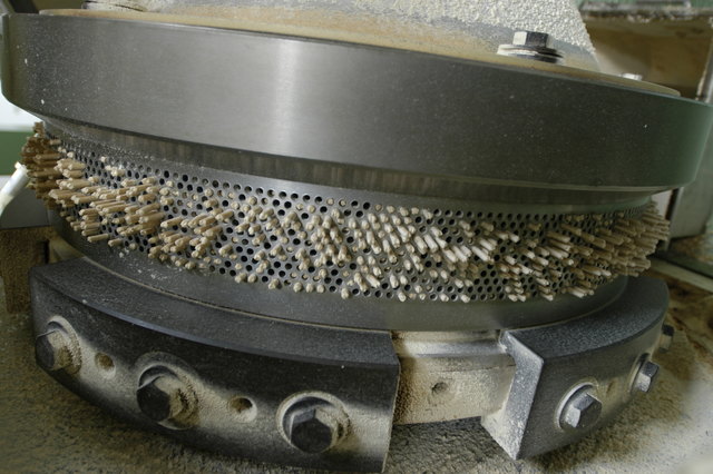 Hier sieht man schön wie in der Ringmadritze die Pellets durchgepresst werden | Foto: Seppele