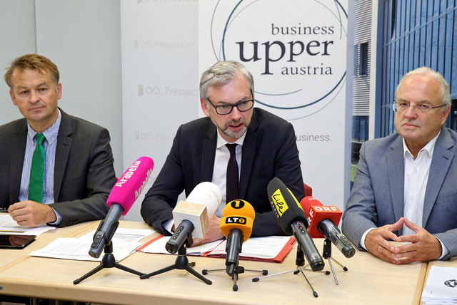 Werner Pamminger, Geschäftsführer Business Upper Austria, Wirtschafts-Landesrat Michael Strugl und Rudolf Mark (Eigentümer Mark Metallwaren, Spital/Pyhrn).