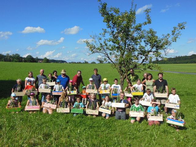 Auf die selbst gebauten Kräuterkistln sind die jungen Teilnehmer des Ferienkalenders stolz. | Foto: Gemeinde Berndorf