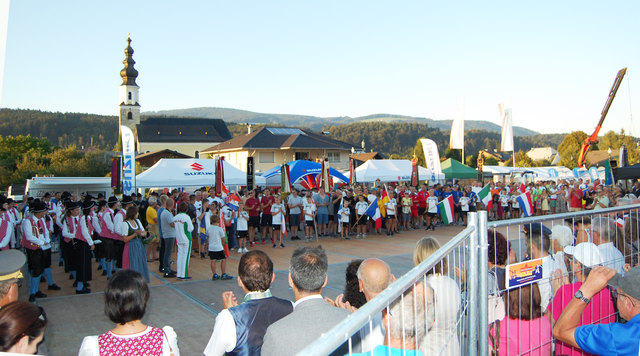 Teilnahme der Thalgauer Vereine bei der Eröffnungsfeier des Fallschirmzielspung-Weltcup 2016