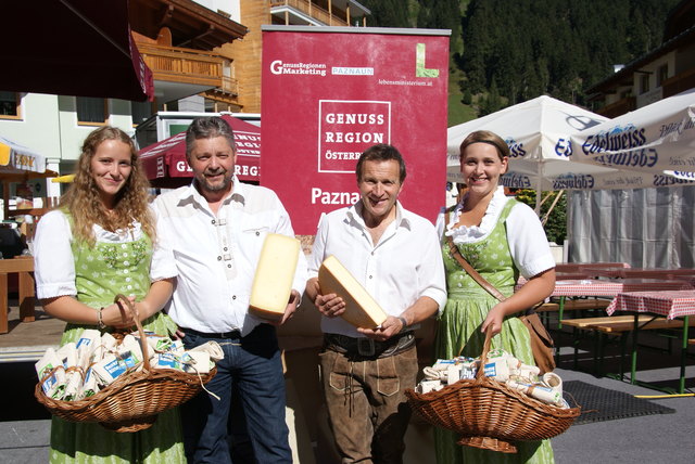Erfolgreicher Markttag: Obm. Hermann Huber (2. v. re). und Stv. Markus Knoll mit BEZIRKSBLÄTTER-Mädels Alina und Sarah.