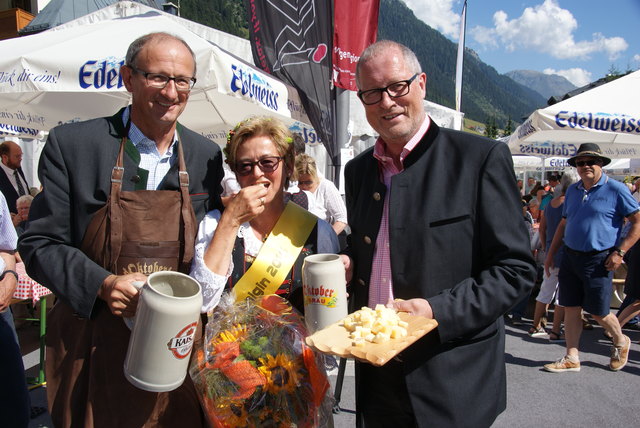 Käsekönigin Monika Wolf mit LT-Vizepräsident Anton Mattle (li.) und Bgm. Werner Kurz.